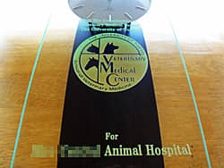 uWith the compliments of veterinary medical centervuÃZ^[̃}[Nvufor animal hospitalvOʃKXɒAa@̊J@jp̊|v