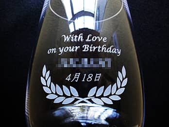 uWith love on your birthdayA鑊̖Oƒa̓tv𑤖ʂɒAo[Xf[v[gp̃t[x[X
