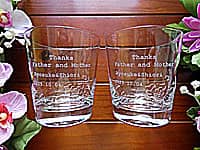 「Thanks Father & Mother、新郎と新婦の名前、結婚式の日付」を彫刻した両親へ贈る名入れロックグラス
