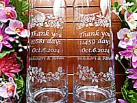 生まれた日から結婚式までの日数を側面に彫刻した、披露宴で新郎新婦から両親へ贈る円柱形のガラス花器