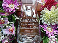 「Happy Wedding、新郎と新婦の名前、結婚式の日付」を側面に彫刻した、結婚祝いのプレゼント用のガラス花瓶