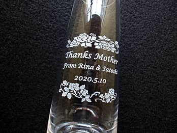 「Thanks Mother、贈り主の名前、母の日の日付」を側面に彫刻した、母の日のプレゼント用の一輪挿し
