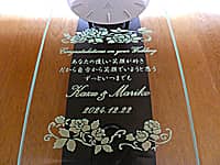 「Congratulations on your wedding 新郎と新婦の名前 結婚式の日付」を前面ガラスに彫刻した、結婚祝い用の壁掛け時計