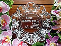 「Happy Mother's Day」を底面に彫刻した、母の日のプレゼント用のガラス製灰皿