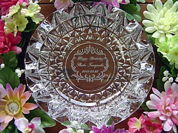 永年勤続表彰の記念品にオススメ 名入れ灰皿 ガラス彫刻の四季彩