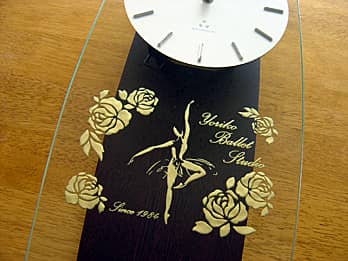 ロゴマークやイラストをオリジナル彫刻できる掛け時計 四季彩