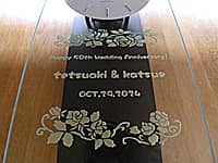 「Happy 50th wedding anniversary」を前面ガラスに彫刻した、両親の金婚式祝い用の壁掛け時計