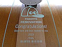 ロゴマーク、お祝いメッセージ、贈り主の名前を彫刻した会社設立祝い用の名入れ掛け時計