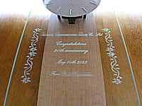 「贈り先の会社名、Congratulations 20th Anniversary、設立日の日付、贈り主の会社名」を彫刻した会社設立20周年祝い用の壁掛け時計